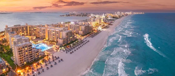 Vista aérea de la zona hotelera de Cancún al atardecer